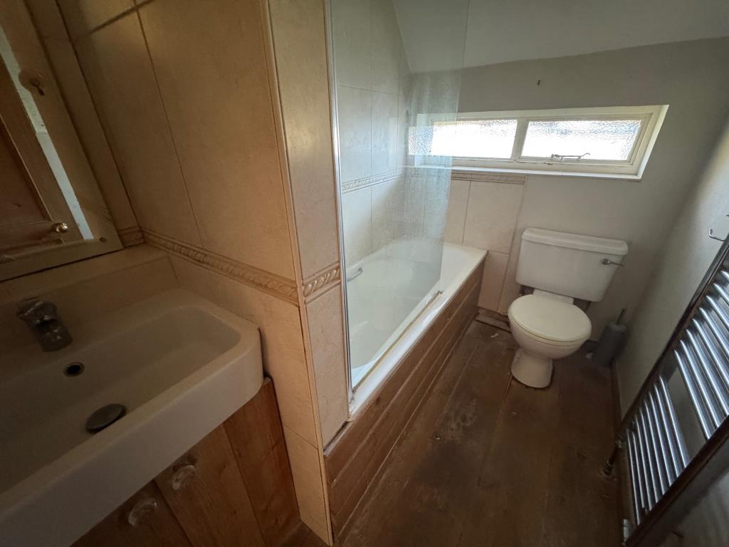 Lot: 154 - SEMI-DETACHED COTTAGE IN NEED OF IMPROVEMENT - Bathroom